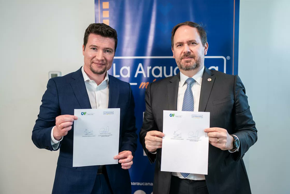 AgendaCAF's tweet photo. 🤝 CAF y La Araucana han firmado un préstamo por hasta USD 50 millones para fortalecer el proceso financiero de esta importante Caja de Compensación en Chile.

Esta operación apoyará la transformación de La Araucana tras su salida anticipada de un Acuerdo de Reorganización Judicial.

"Este apoyo refleja nuestro compromiso con el fortalecimiento de los sistemas de protección social en la región", destacó @julian_suarezm, representante de CAF en Chile.

La Araucana, reconocida por su impacto social y su reciente calificación de impacto ESG, utilizará estos recursos para mejorar las oportunidades y el bienestar de sus afiliados.

👉 Lee más sobre esta operación aquí: https://t.co/sv8ZyiRUph