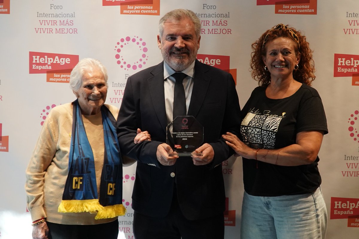 Concluimos con la entrega del reconocimiento a la mejor iniciativa social comunitaria en favor de los derechos de las #personasmayores 2024 al <a href="/Cadiz_CF/">Cádiz Club de Fútbol</a>, por salvar de un desahucio a una persona mayor pagándole el piso.