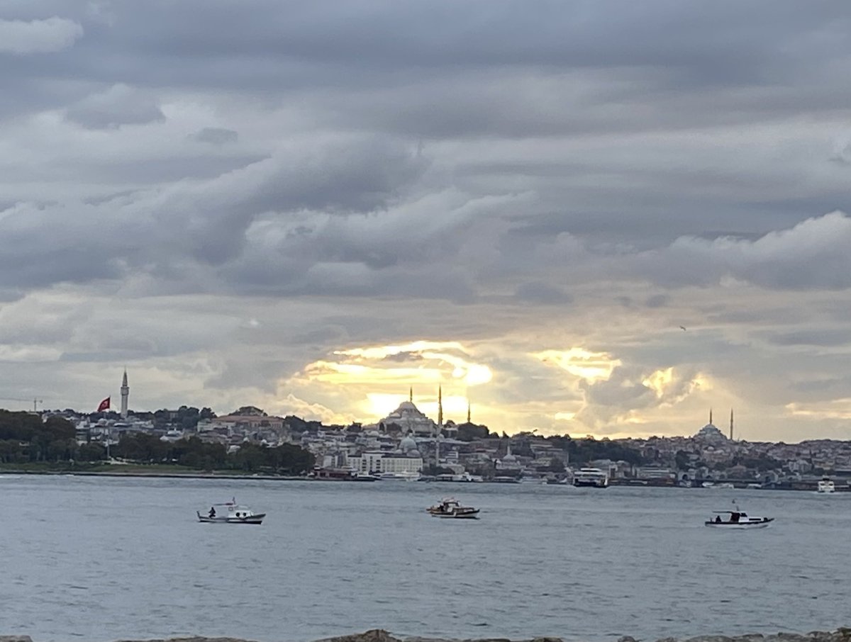 ArzuEmrelli's tweet photo. "Ve uzaklardan seni düşündüğüm  bugünlerde 
Bakışlarımda akşam karanlığın 
Kulaklarımda sesin İstanbul" https://t.co/HulZt1cFFt