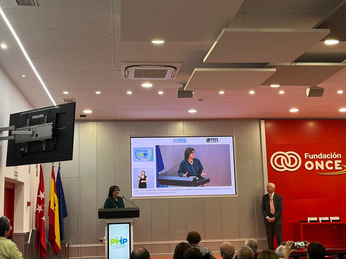 El #PremioPMP a la Acción en Beneficio de las Mujeres Mayores ha recaido en la campaña "Dominga no habla sola" y es recogido, en primer lugar, por la concejala de  Igualdad del <a href="/Ayto_Soria/">Ayuntamiento de Soria</a>, Gloria Gonzalo Urtasun.