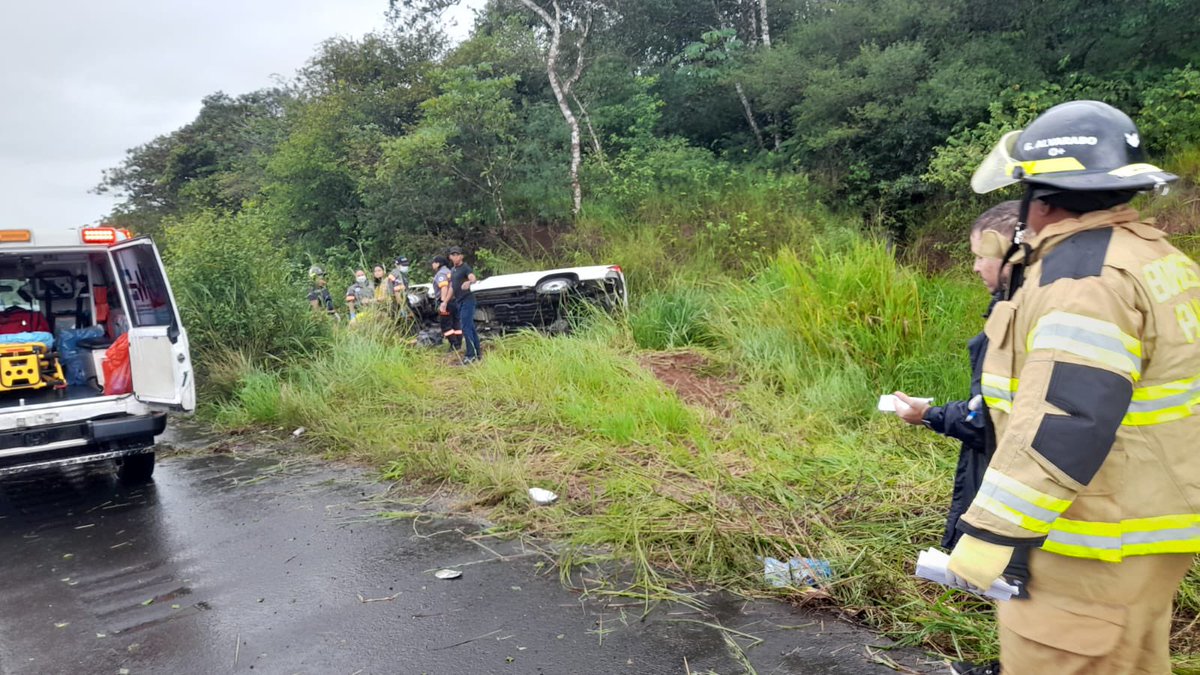 BCBRP's tweet photo. #Veraguas | Unidades #EXBURE en conjunto con @SUME911 atienden accidente vehicular en La Curva del Gavilán.
Pedimos a los conductores manejar con precaución y respetar las señales del tránsito. https://t.co/leVWBswvWy