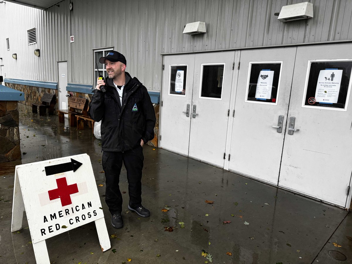 chapelhillgov's tweet image. (1/4) Our hearts are heavy for our neighbors in the western part of our state. The damage from Hurricane #Helene is catastrophic. While this tragedy weighs on our minds, we&apos;re so proud of the local efforts going to support the relief.