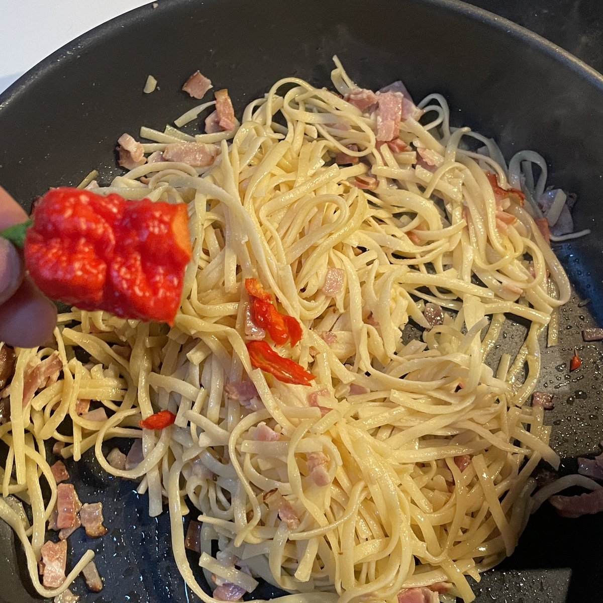 asumiņa gribās? viens esot Carolina Reaper, otrs Dragon's Breath. Redzēs cik dienas/cik reizes šitos makaroniņus varēs baudīt ;)