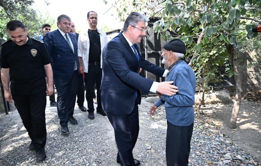 Vicdanlarımızı Sızlatan Mehmet Amca'mıza Uygulanan Şiddet Hepimizi Çok Üzdü.

Osmaniye Valimiz Sn. Erdinç Yılmaz Mehmet amcamızı evinde ziyarette bulundu.

Mehmet Amca'mıza Bir Kez Daha Geçmiş Olsun Dileklerimizi  İletiyoriz
<a href="/DrErdincYILMAZ1/">Dr. Erdinç YILMAZ🇹🇷</a> 
<a href="/FatmaMericYlmaz/">Prof. Dr. Fatma Meriç Yılmaz</a> <a href="/ofarukcaliskan/">Ömer Faruk Çalışkan</a>