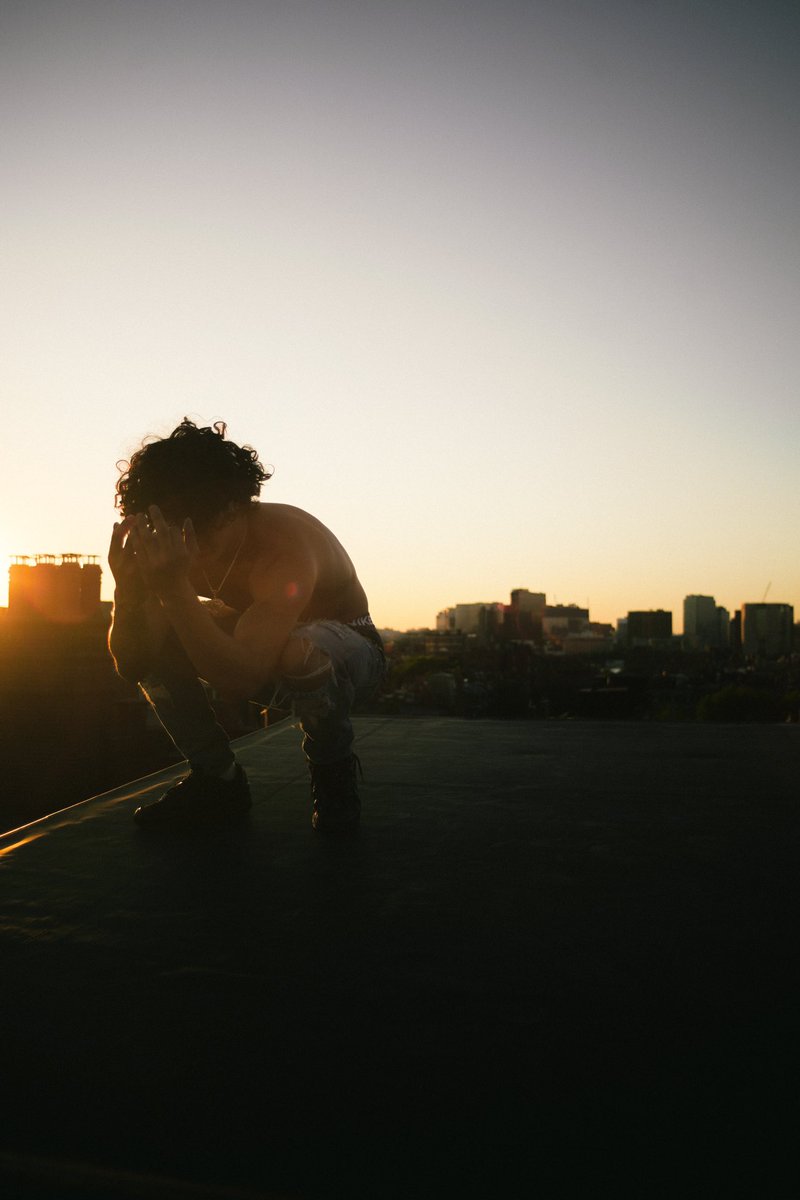 _ryantorress's tweet photo. Photoshoot for my album Boston 8pm https://t.co/BFbjfWCg3W