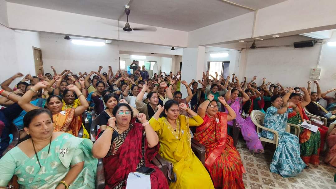 BjpMMorcha's tweet photo. आगामी विधानसभा निवडणुकीच्या अनुषंगाने राज्यसभा खासदार, महामंत्री कविताजी पाटीदार तसेच महाराष्ट्र प्रदेश उपाध्यक्ष वर्षाताई भोसले यांच्या अध्यक्षतेखाली आमदार श्री.गणपत  गायकवाड यांच्या कार्यालयात सौ.सुलभा  गायकवाड सविता देशमुख यांच्या उपस्थितीत महिला मोर्चा  बैठक घेण्यात आली https://t.co/wF1bfhHOPX
