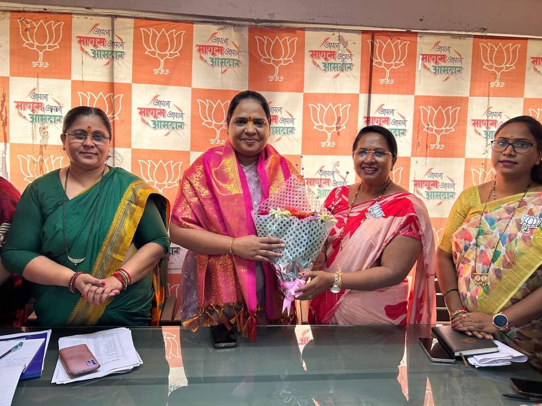 BjpMMorcha's tweet photo. आगामी विधानसभा निवडणुकीच्या अनुषंगाने राज्यसभा खासदार, महामंत्री कविताजी पाटीदार तसेच महाराष्ट्र प्रदेश उपाध्यक्ष वर्षाताई भोसले यांच्या अध्यक्षतेखाली आमदार श्री.गणपत  गायकवाड यांच्या कार्यालयात सौ.सुलभा  गायकवाड सविता देशमुख यांच्या उपस्थितीत महिला मोर्चा  बैठक घेण्यात आली https://t.co/wF1bfhHOPX