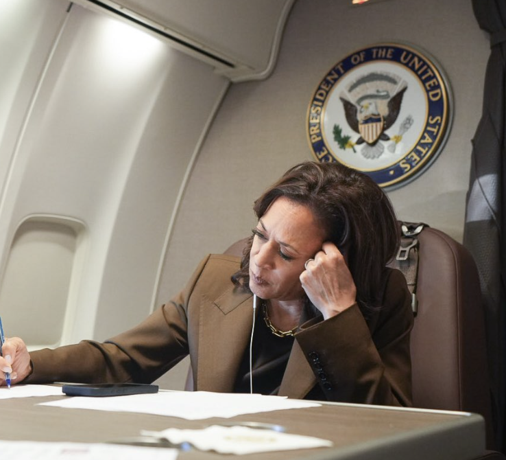 Savsays's tweet photo. Trump is on the ground directly delivering aid to residents of Georgia who have been impacted by Hurricane Helene.

Kamala Harris is posting photo ops from her plane and tweeting out her "condolences". 

Pick your President America. https://t.co/bQ6QWV3uSc