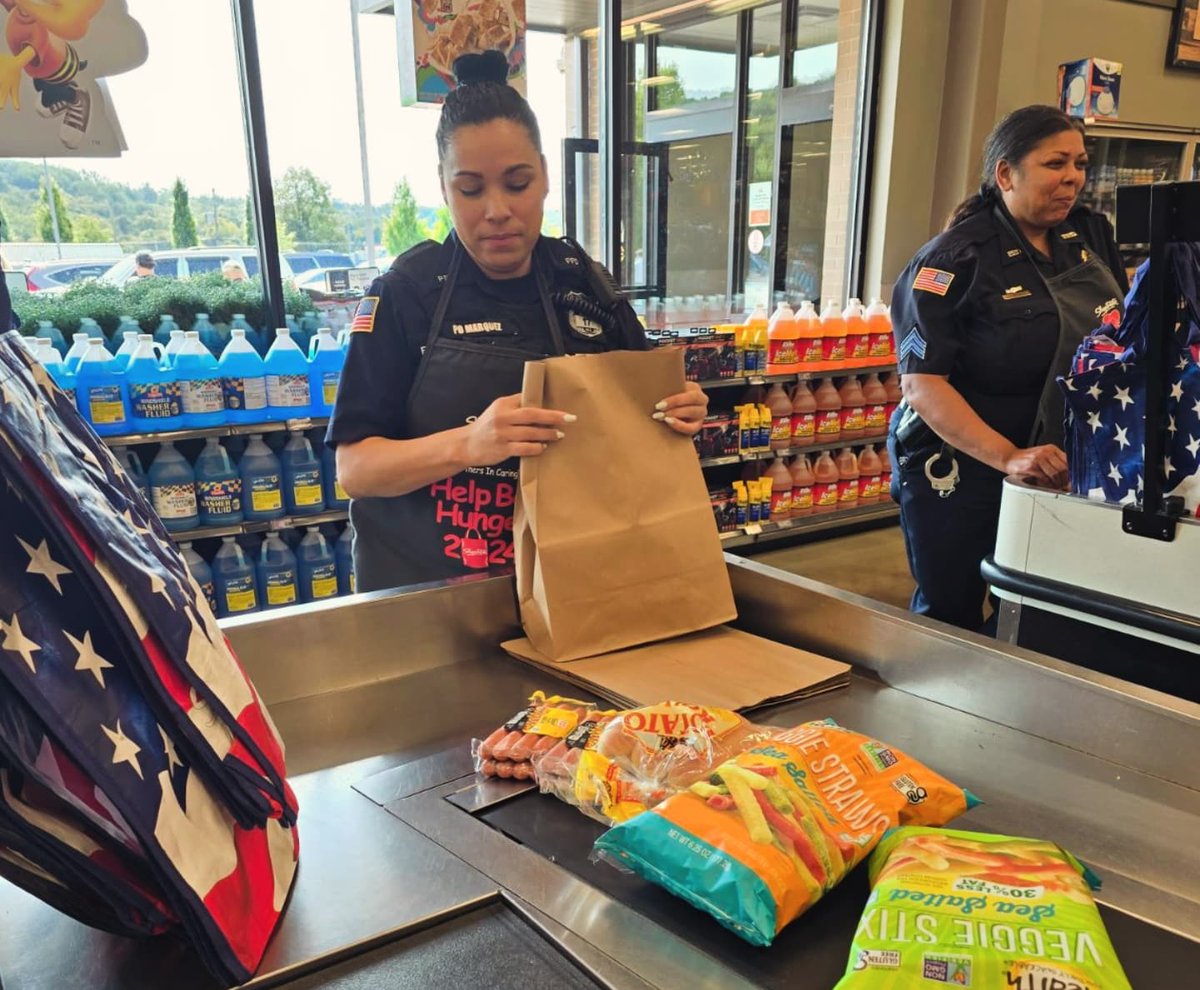 peekskillpolice's tweet image. Sgt.Carter and PO Marquez proudly participated in Shoprite of Cortlandt Manor&apos;s, Help Bag Hunger Day Event!

September is National Hunger Action Month, a time when organizations and businesses across the country will do their part to help fight hunger in their communities.