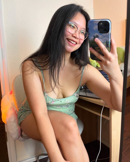 22 yo. 2 kids* Wondering if I&rsquo;m worthy enough&hellip; 😇 https://t.co/9ulDqitfN1