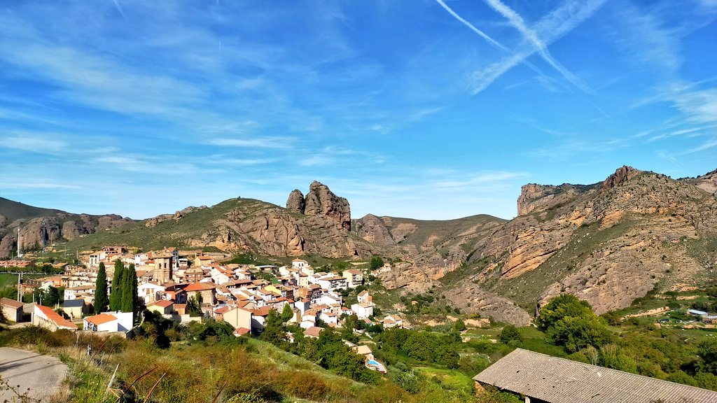 e13sirio's tweet photo. Seguir a @imorenogallo conlleva dosis de aprendizaje y al mismo tiempo me da motivos para aunar #senderismo, #Naturaleza e #Historia en una misma jornada. #TrasLasHuellasDeILO 

El Puntón del Castillo de #Viguera #Cameros #LaRioja https://t.co/aEAOVMpk0v