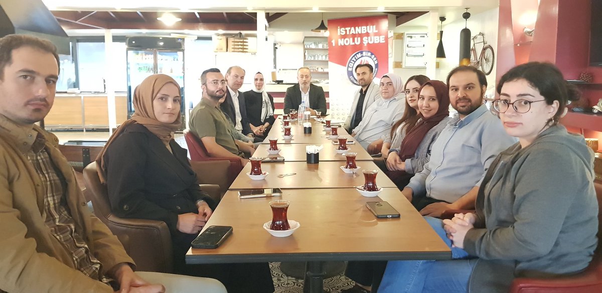 Öğretmenlik mülakatına girip atama bekleyen meslektaşlarımız  bugün bizleri ziyaret ettiler.
Kısa süreliğine açık kalan mülakat ekranında birçok kişinin mülakat sonuçlarını gördüğünü,  komisyonlar arası ve  iller arası değerlendirme farklılığının büyük adaletsizliklere yol