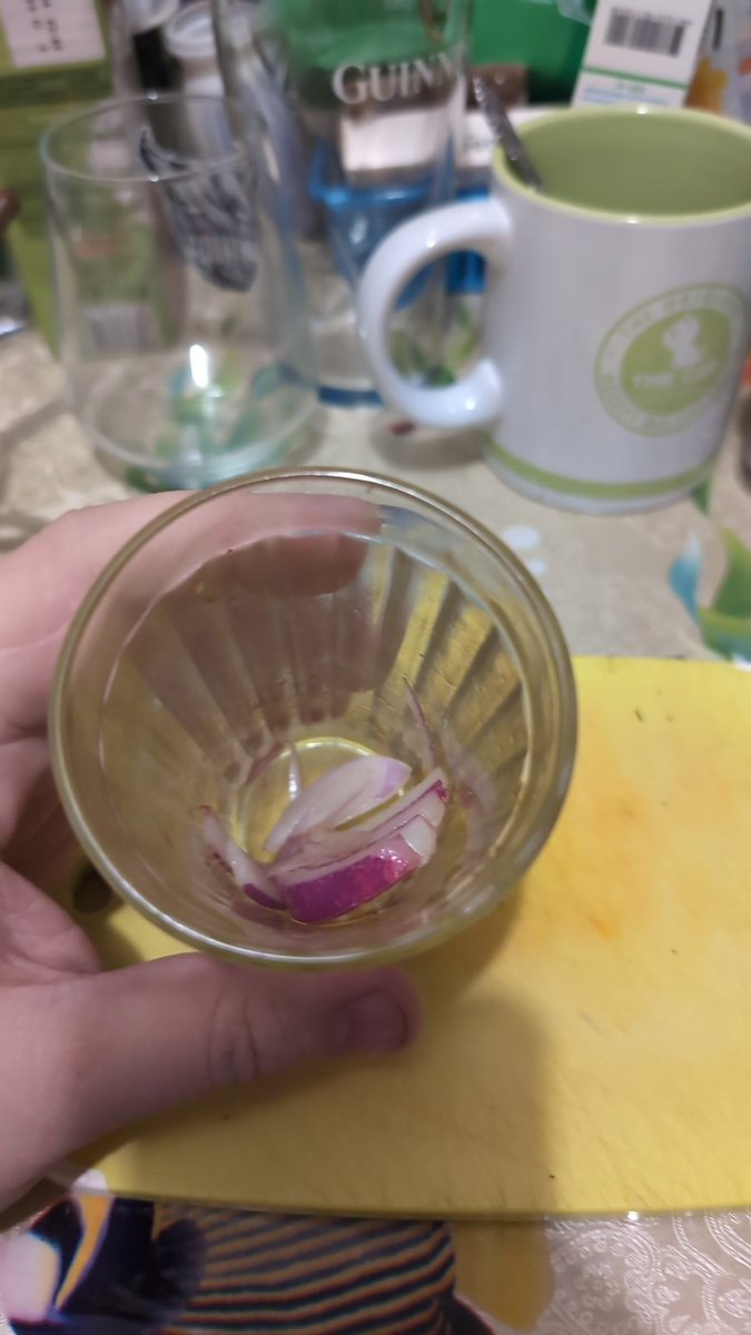 соскучились по кринжу? мне сегодня только ленивый не отправил видео где пьют колу с луком.
и да, я сделал это (с небольшим отклонением от оригинала - там кола зеро, а я её терпеть ненавижу) 
и это, ля, вкусно. 
не как пилк, но место имеет. попробовать стоит)