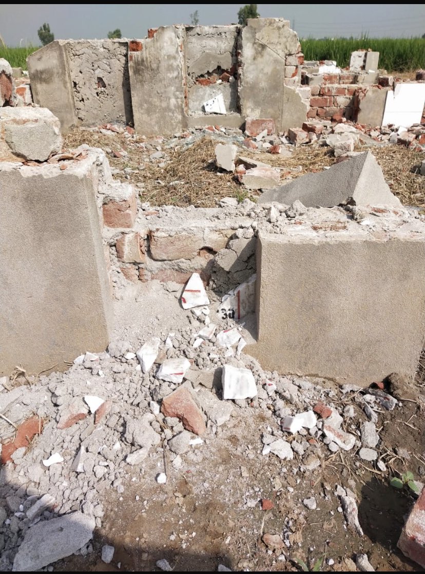 theRealYLH's tweet photo. When the 2nd Amendment was being passed, Yahya Bakhtiar promised the Ahmadi community that their fundamental rights including the right to profess and propagate their faith would be safeguarded. This picture from a graveyard in 2024 tells a different story. https://t.co/4U3XgGeb1Q