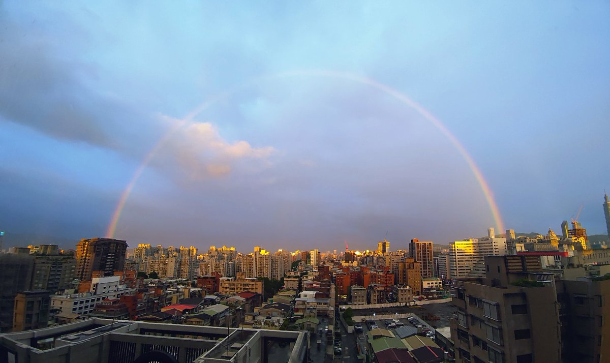 ainlee's tweet photo. 今天傍晚看到的彩虹，如此清晰且完整！看起來就像是另一顆行星啊！ https://t.co/IPnuBkTW3k