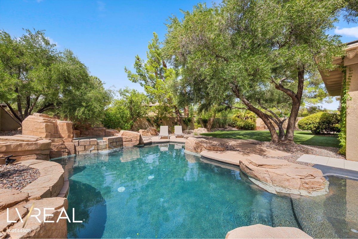 LVREAL's tweet photo. ✨Discover elegance with LVREAL! The stunning home seamlessly blends indoor and outdoor living, every detail being designed.

~4 bedrooms
~5 bathrooms
~office and gym
~3 car garage
~4,934 sq ft.
~custom pool and spa
~private courtyard

Maureen Robison
LVREAL
B.0144505 https://t.co/ATzibrtxr0