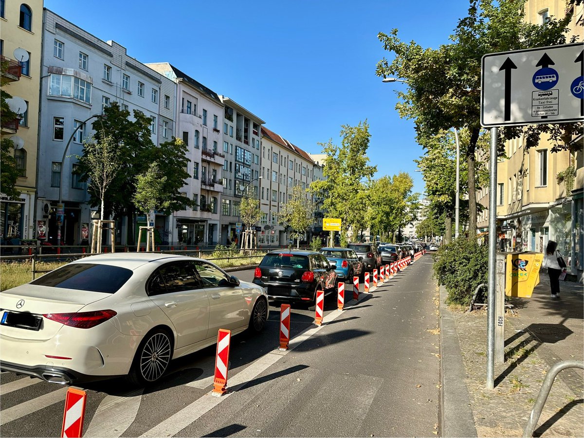 chris__327's tweet photo. @BialluchLiu @SaskiaEllenbeck @GBinfraVelo @GrueneTS @adfcSchoeneberg @VCD_Nordost Schade. Inzwischen wird auch in der Woche wieder vermehrt auf der Busspur geparkt. (Bilder sind vom WE) https://t.co/ZdldcjlmPc