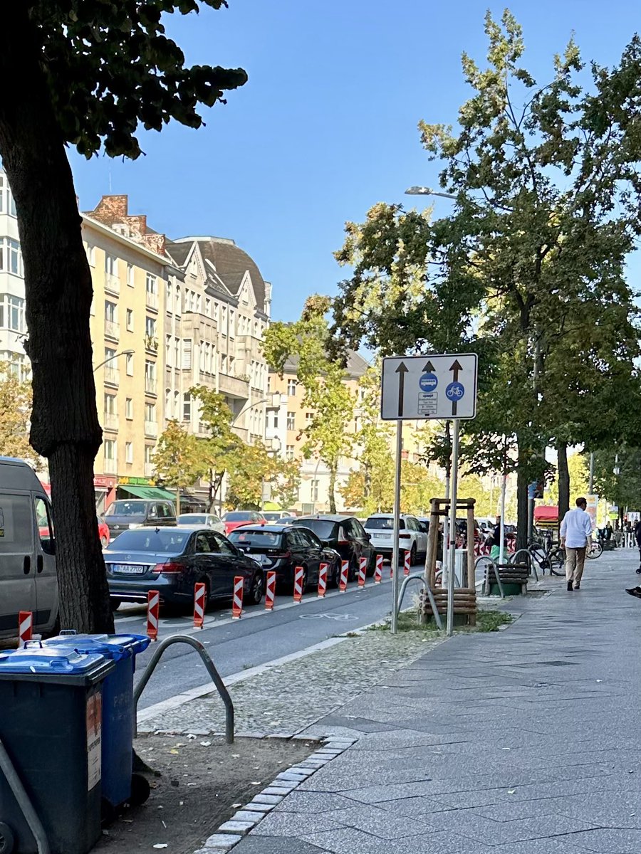 chris__327's tweet photo. @BialluchLiu @SaskiaEllenbeck @GBinfraVelo @GrueneTS @adfcSchoeneberg @VCD_Nordost Schade. Inzwischen wird auch in der Woche wieder vermehrt auf der Busspur geparkt. (Bilder sind vom WE) https://t.co/ZdldcjlmPc