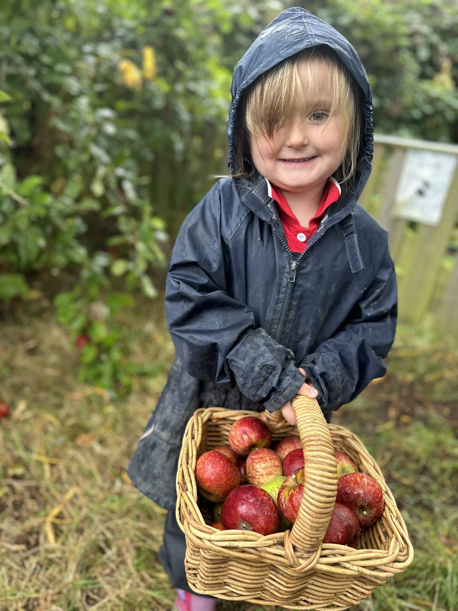 We found lots of apples at Forest School and brought them back to make apple
Crumble. #BGEYFS