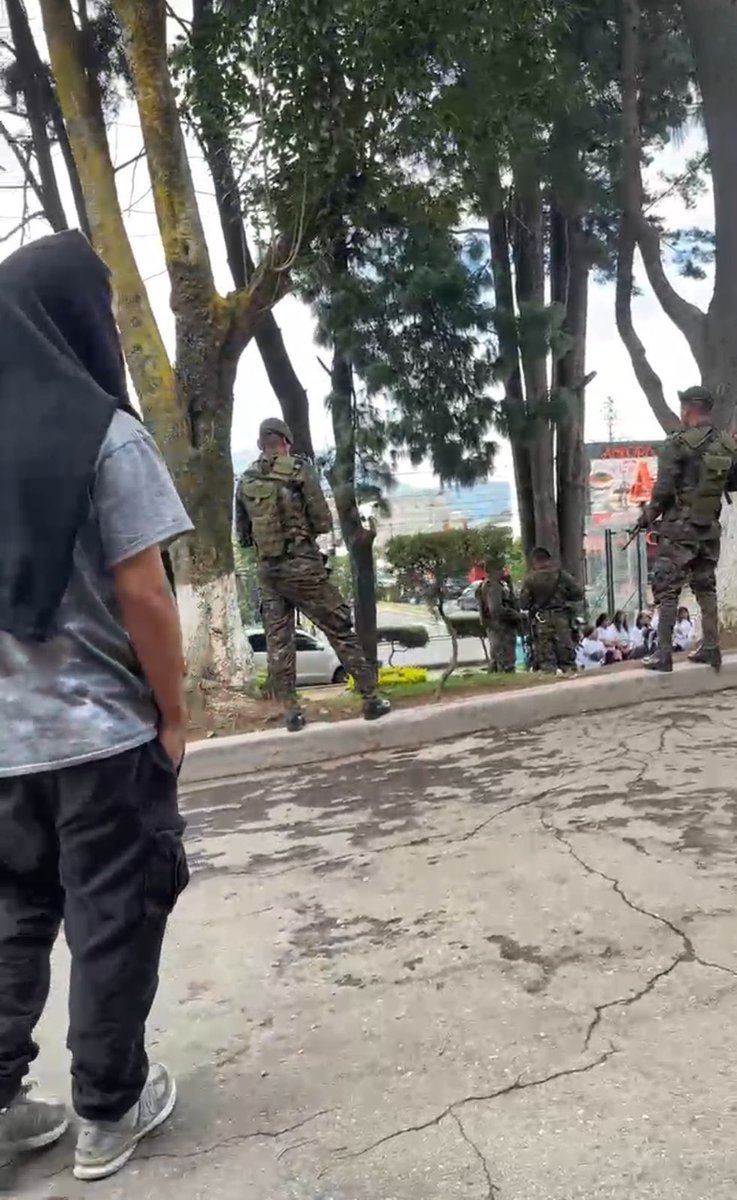 #AlertaXela El Gobernador Aldo Herrera se hizo acompañar de militares para tomar por la fuerza el Parque Intercultural de Quetzaltenango 

Mientras realizaba el anuncio en el memorial por La Paz y los desaparecidos, Herrar fue escoltado por más de una veintena de militares