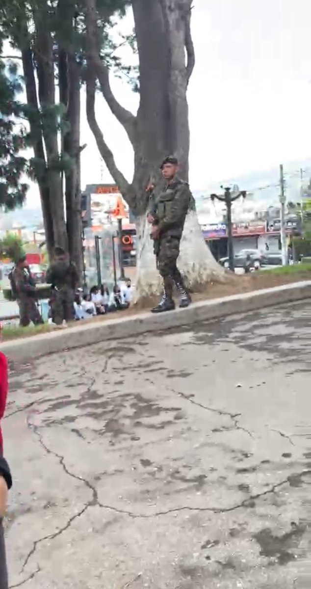 PrensaComunitar's tweet photo. #AlertaXela El Gobernador Aldo Herrera se hizo acompañar de militares para tomar por la fuerza el Parque Intercultural de Quetzaltenango
Mientras realizaba el anuncio en el memorial por La Paz y los desaparecidos, Herrar fue escoltado por más de una veintena de militares armados.📌