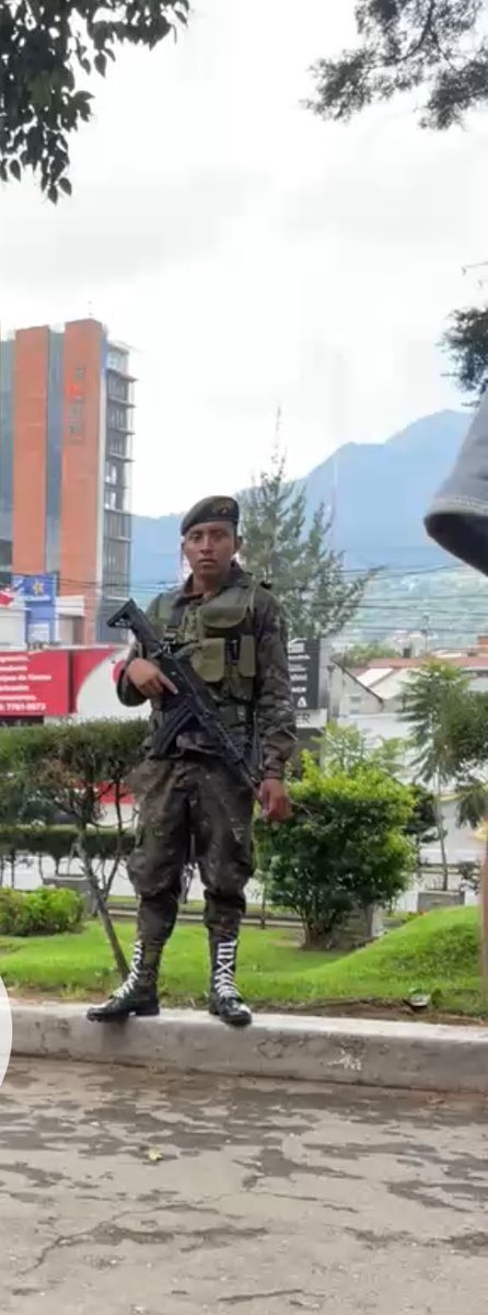 PrensaComunitar's tweet photo. #AlertaXela El Gobernador Aldo Herrera se hizo acompañar de militares para tomar por la fuerza el Parque Intercultural de Quetzaltenango
Mientras realizaba el anuncio en el memorial por La Paz y los desaparecidos, Herrar fue escoltado por más de una veintena de militares armados.📌