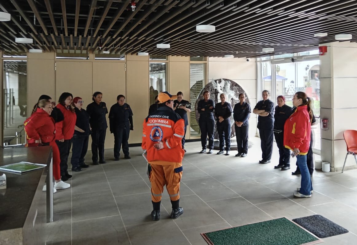La Alcaldía Local se prepara para el #SimulacroDePreparaciónBogotá. #Hoy los contratistas y funcionarios recibieron por parte de la Defensa Civil las instrucciones de cómo va ser la jornada del próximo miércoles 02 de octubre a partir de las 9 a.m. ¡Estamos Listos! 🦺🦺<a href="/IDIGER/">IDIGER</a>