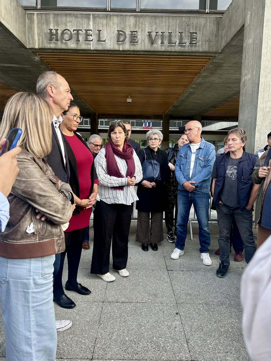Grp_NvAirSocApp's tweet photo. Rencontre avec les salariés et bénévoles de la MJC-Théâtre Prémol, ainsi que le collectif de soutien, venus manifester devant l’Hôtel de Ville face aux décisions de la majorité municipale https://t.co/CE66Duc6mX