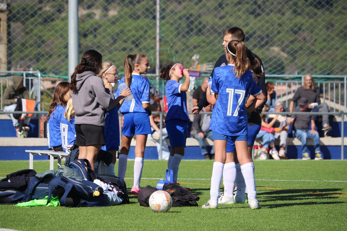 CFCastelltersol's tweet photo. 📸⚽️Us compartim les fotografies del primer partit de pretemporada de l'equip #AlevíFemení que es va jugar aquest cap de setmana a #CollDeMosca
🦉💙Som-hi, seguim Castell!
#100preBlaus #futbolbase https://t.co/vxdfYlX57Z