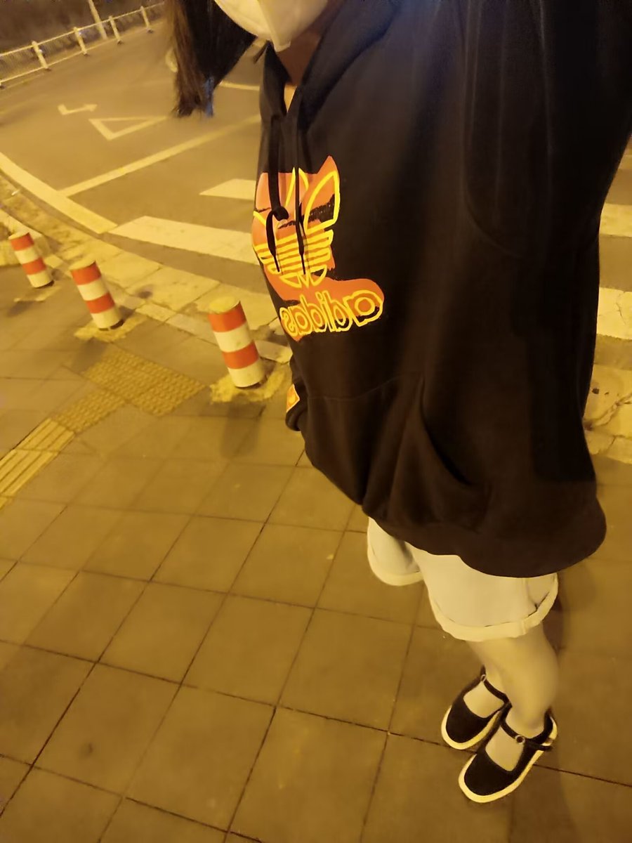 干嘛呀，在电梯里就一直盯着人家的脚看。还有小区门口那四个人，大半夜的不回家睡觉，蹲小区门口抽烟干嘛呢，没见过布鞋呀，一直盯着。哼哼╭(╯^╰)╮