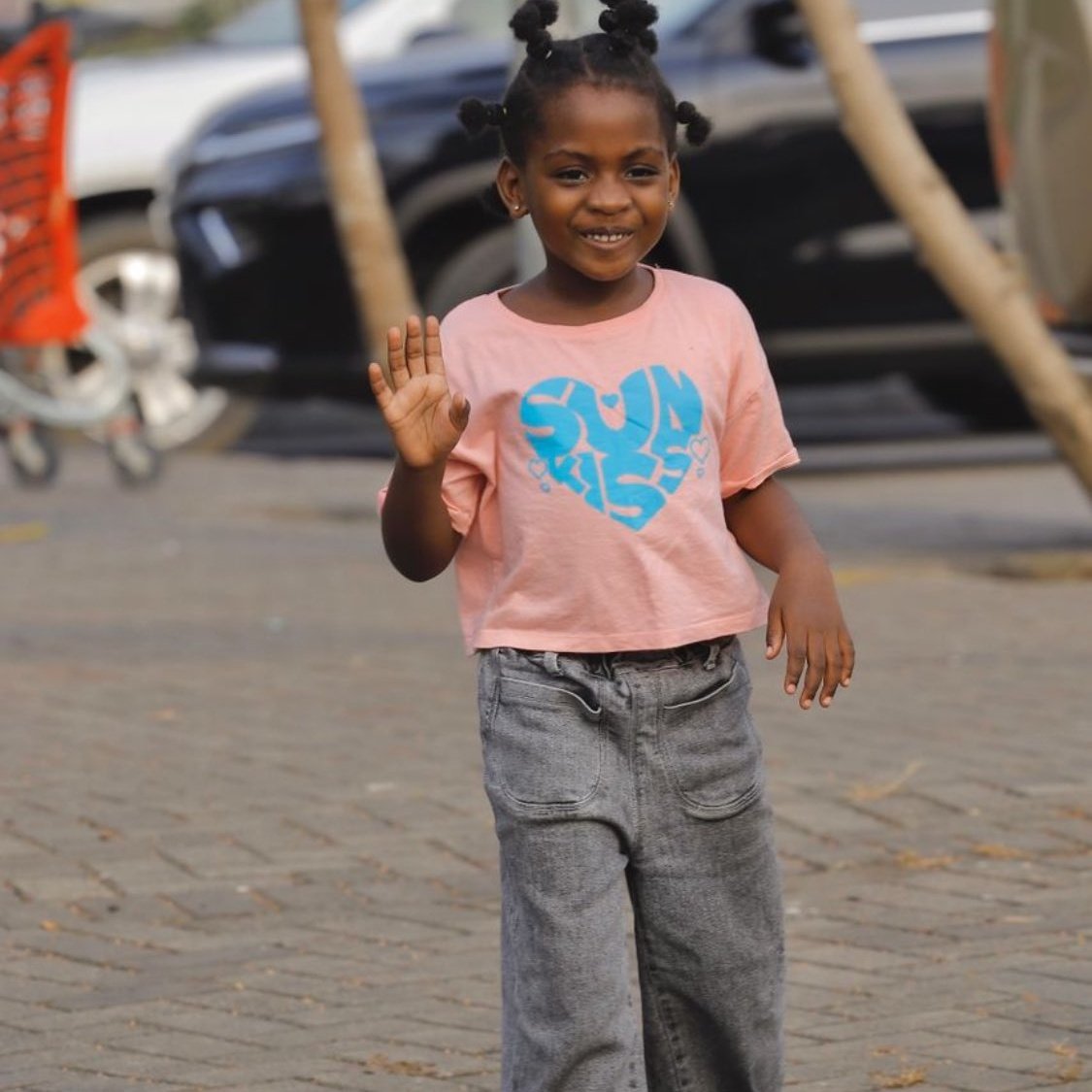 SEwondo's tweet photo. Je joins ma voix à ces milliers d'autres pour dire #JusticePourOrphée 
Arrachée à la vie un assassin violeur qui court toujours.
Courage à la famille 💐🕊️🕯️ https://t.co/b1fOUef9wG