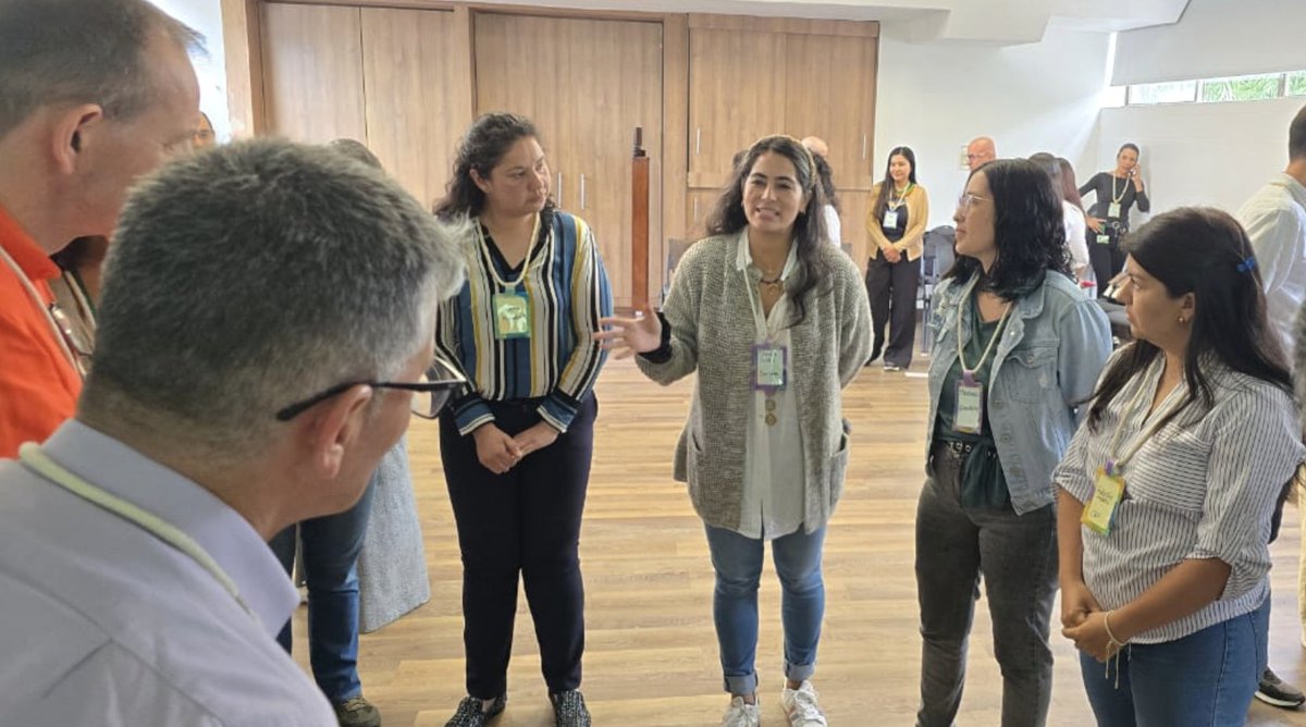 APCColombia's tweet photo. ¡Con cooperación aportamos a la transición justa!🤝
En un intercambio Col Col, junto a @giz_colombia y @MinAmbienteCo, sobre prácticas de economía circular ambiental,#Antioquia comparte a territorios de🇨🇴su experiencia en gestión de residuos orgánicos para crear futuro sostenible https://t.co/4uTtA0aOM5