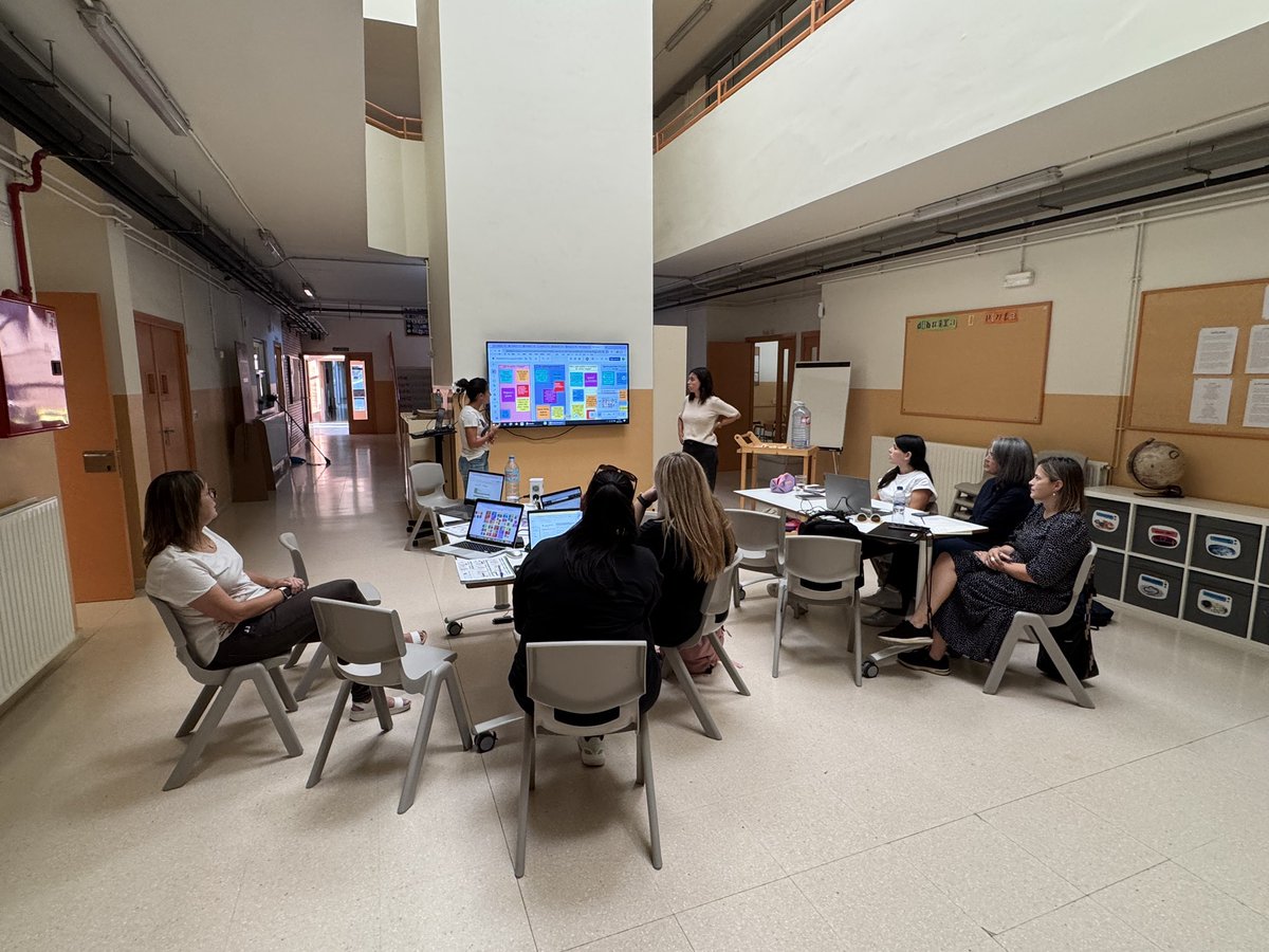 EscolaFlix's tweet image. Primera sessió del curs amb la nostra referent @annapanisello @cesirecat i primera #ComunitatFAIG amb les companyes de l’escola @puigcavaller i les guies #programaFAIG @educaciocat 
Seguim! ⚙️💪🏼💡