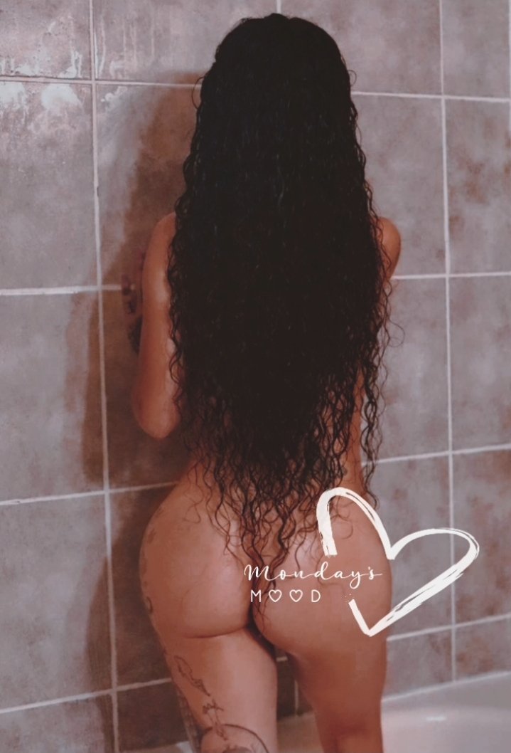 CheenaDollOF's tweet photo. Imagine you go to shower and you see this, what are you doing? 👀🫧🥵
•
•
#Boricua #ShowerTime #OF #HotMomsClub #Milf #BayArea #OnlyFans #Wyd #Inked #GirlsWithTatttos https://t.co/Rg0MNwFmJH
