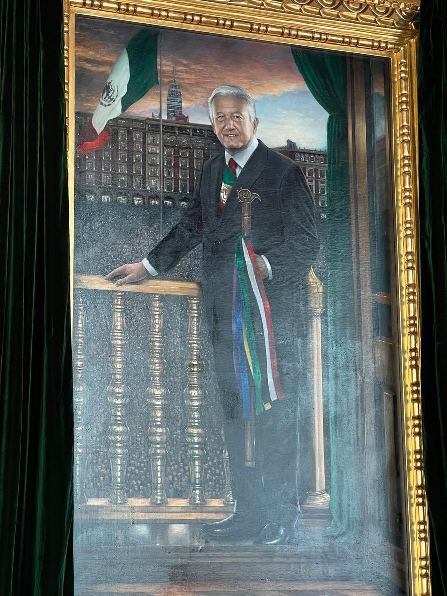 Un mensaje claro de Andrés Manuel López Obrador: el Presidente de la República es solamente gracias a su Pueblo y a él se debe. 

El contraste con otros mandatarios que se pintaban solos, sintiéndose poderosos encerrados en sus oficinas sin darse cuenta de su error.