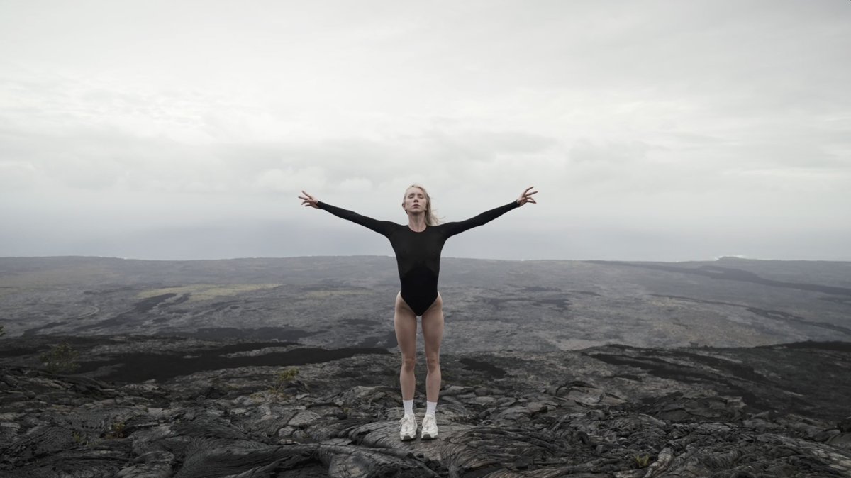 Mikaela Kelly at Hawaii Volcanoes National Park on the Big Island

threads.net/@ballerinaproj…