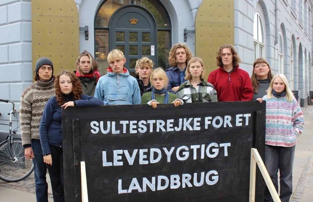 I dag begyndte vi vores sultestrejke foran landbrugsforhandlingerne. I 5 år har vi råbt vores unge stemmer gamle, mens vi har kaldt på den nødvendige omstilling af landbruget. Nu tager vi radikale midler i brug, for vi skal have et opgør med den animalske produktion. (1/7) #dkpol