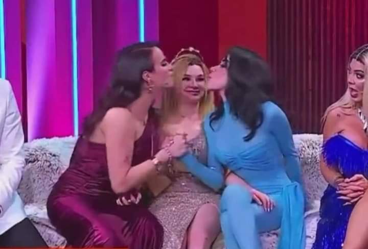 teambrillitos09's tweet photo. Verdaderamente es Bri en medio de las Garime anunciando su noviazgo JAJAJAJA
#LaCasaDeLosFamososMx #lacasadeloafamososmx2 #LCDLFMX #lacasadeloafamososmx #GarimeEsREAL #GarimeALaFinal https://t.co/EmihrvKhMO