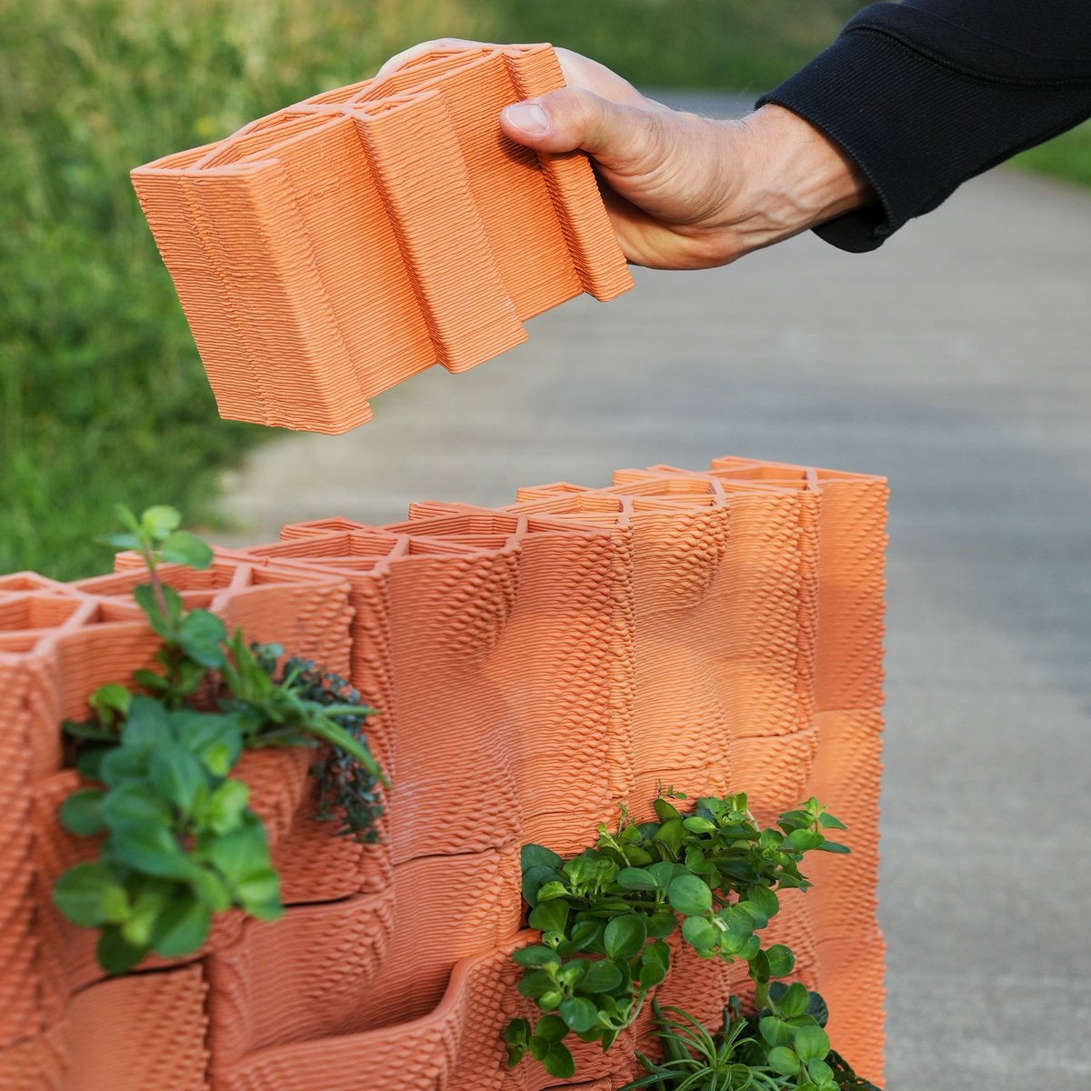materialdistrct's tweet photo. 3D printed clay facade bricks https://t.co/Hlny4ZiAmm
#materialinspiration #architecture #bricks #clay #3dprinting #additivemanufacturing #designedfordisassembly #clay3dprinting #themalinsulation #greenfacades #victoriaroznowski #materialdistrict https://t.co/V1eBRN5y2A