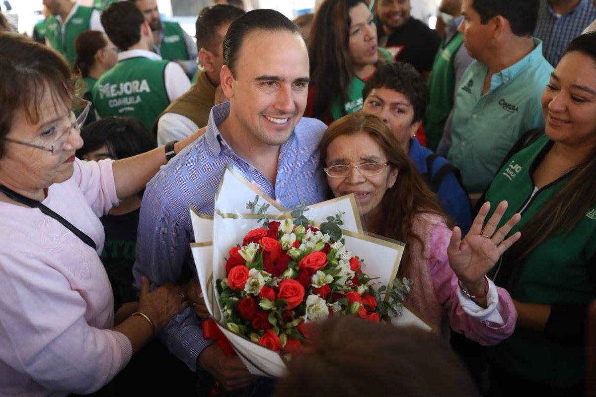 manolojim's tweet photo. ¡Arrancamos al 100 esta semana! Junto a mi amigo, el alcalde de #Saltillo @chema_fraustro, hicimos entrega de la rehabilitación del Par Vial Francisco Zarco y Otilio González, las cuales son importantes vialidades para la movilidad y el desarrollo de nuestra capital. (1/2) https://t.co/qqpg5hzFeG