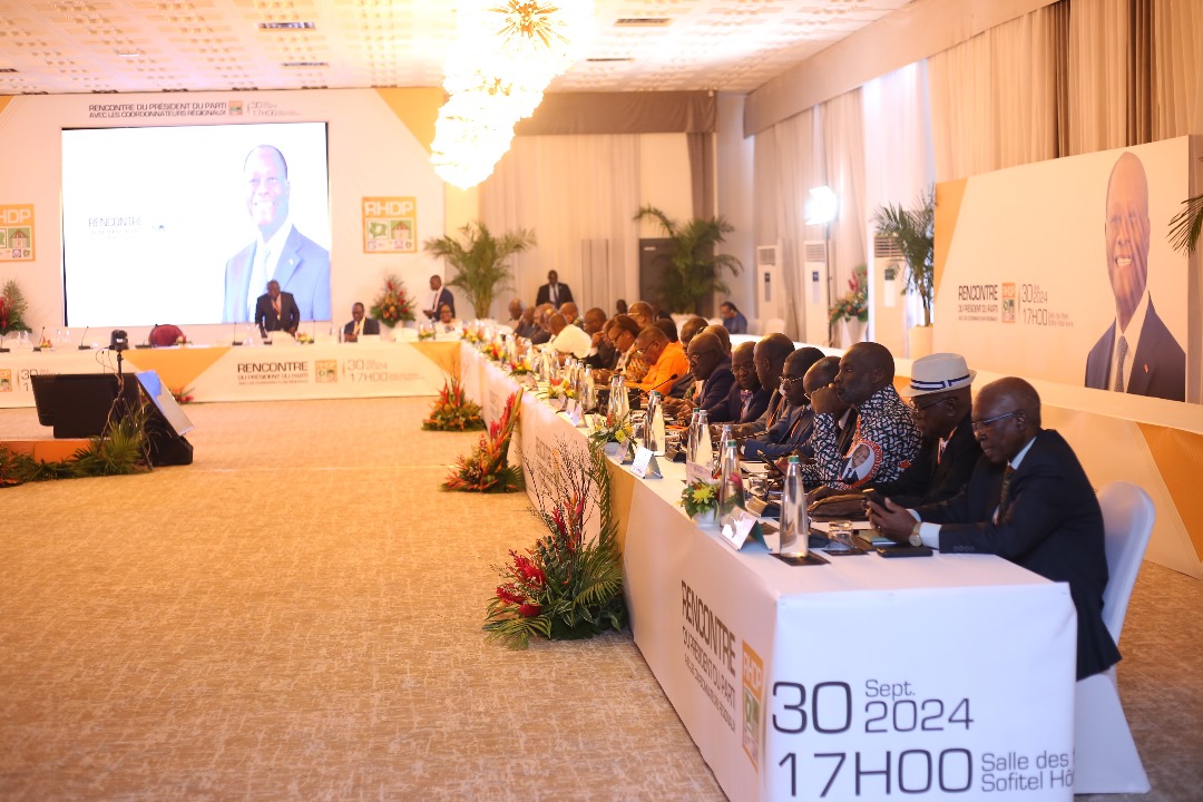 DRhdp's tweet image. Réunion sur la vie du parti entre le Président du Parti SEM @AOuattara_PRCI et les Coordonnateurs principaux, les coordonnateurs associés, les ministres coordonnateurs adjoints et les ministres gouverneurs coordonnateurs adjoints. 
Fin de la mise en place
#ReunionRHDP