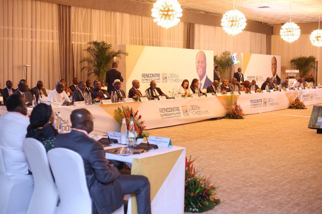 DRhdp's tweet image. Réunion sur la vie du parti entre le Président du Parti SEM @AOuattara_PRCI et les Coordonnateurs principaux, les coordonnateurs associés, les ministres coordonnateurs adjoints et les ministres gouverneurs coordonnateurs adjoints. 
Fin de la mise en place
#ReunionRHDP