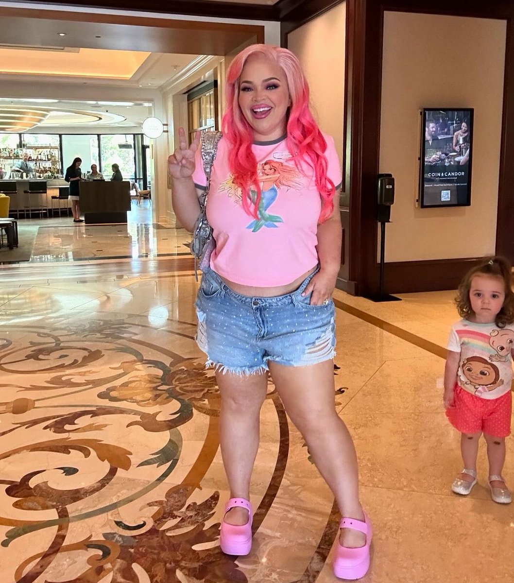 TrishCrave's tweet image. Mama… a Malibu behind you 💜