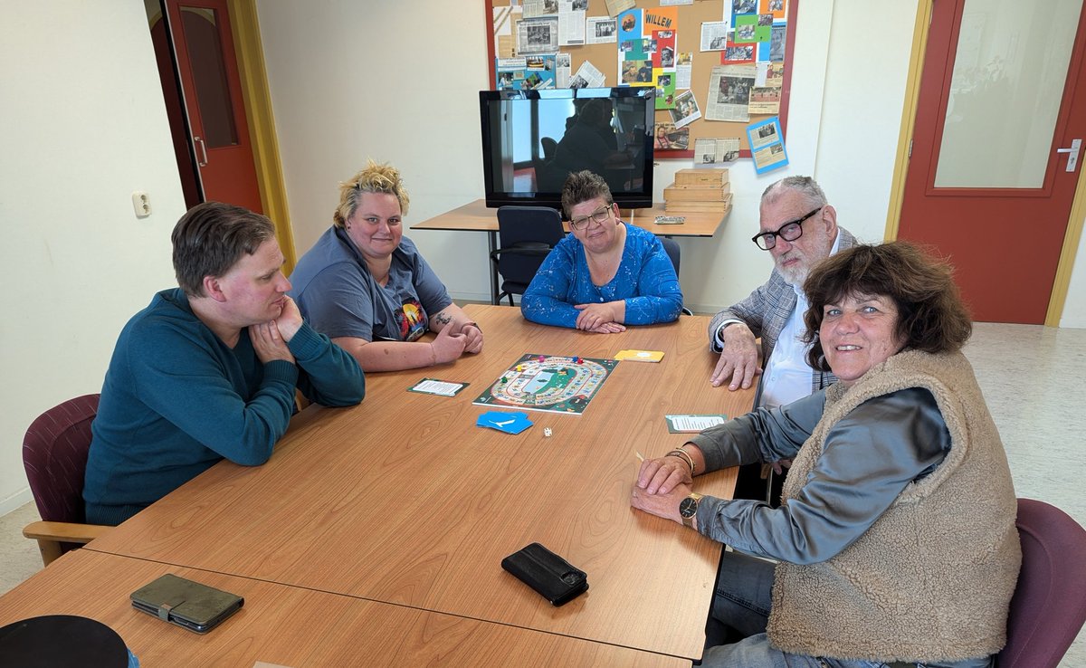 LFBWolvega's tweet photo. Vanwege de #week_tegen_eenzaamheid die loopt van 26 september tot 02 oktober. Hebben we met een aantal #collega"s. Het #eenzaamheidspel gespeelt. Doormiddel van dit spel. Praat je met elkaar over het onderwerp #eenzaamheid. We hebben veel van elkaar geleerd. https://t.co/XizSkvdQhV