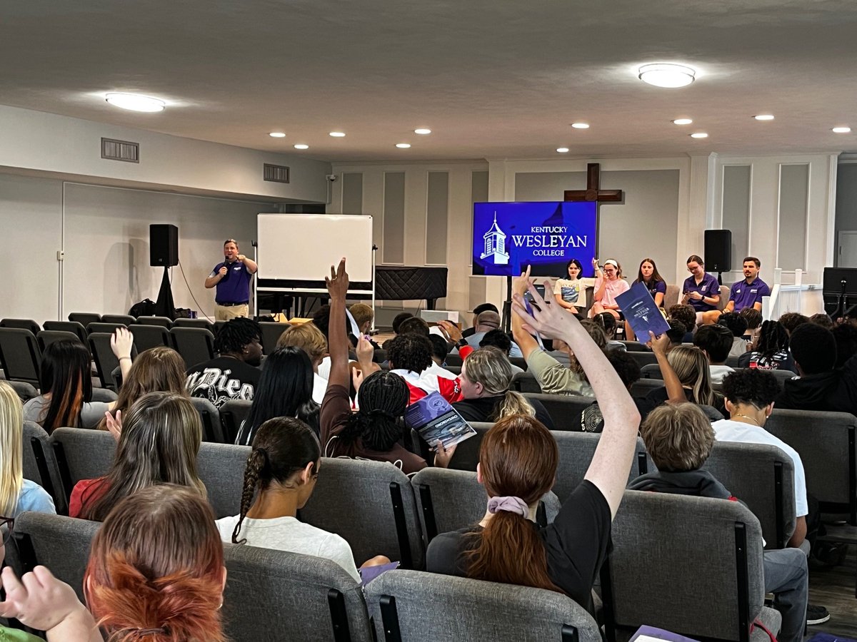 engageky's tweet photo. Recently with underclassmen in State Testing for the day, #OwensboroHighSchool #KCC Mr. S arranged for the entire senior class to tour 3 local college campuses. The group went to @BresciaPR, @KyWesleyan, and @wku! #EngageKY #ServeKY #KHEAA #AmeriCorps #GetThingsDone #VISTA https://t.co/rlURFxPWlG