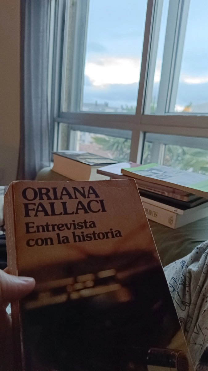 Hoxe atopoume este libro 💜
(e a montaña segue a medrar)