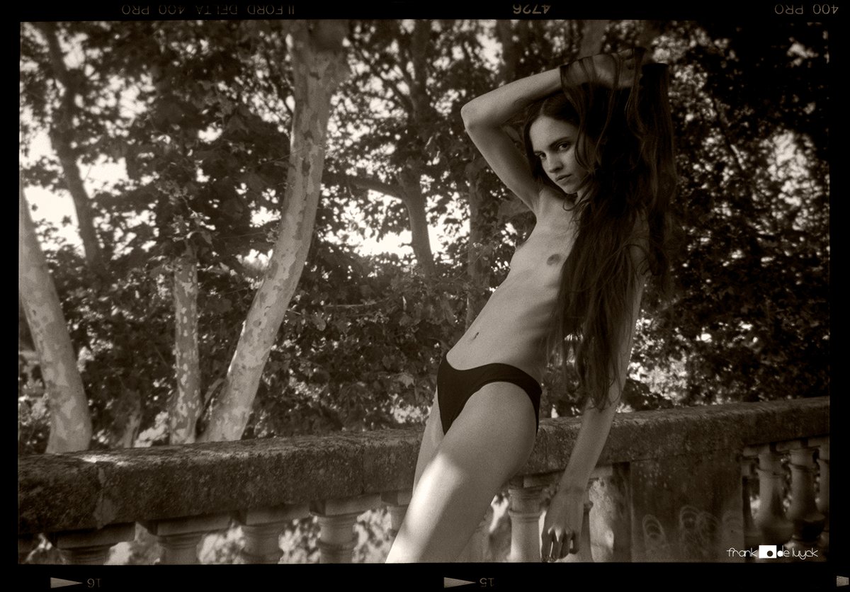 FrankDeLuyck's tweet photo. Jade in Arles
#jadeshell #modelshoot #Arles #France #beauty #vangoghlight #outdoors #terrace #portrait #ilfordfilm #delta400 #agfa #clack #filmphotography #mediumformat #6x9format https://t.co/bu4mI79WWv