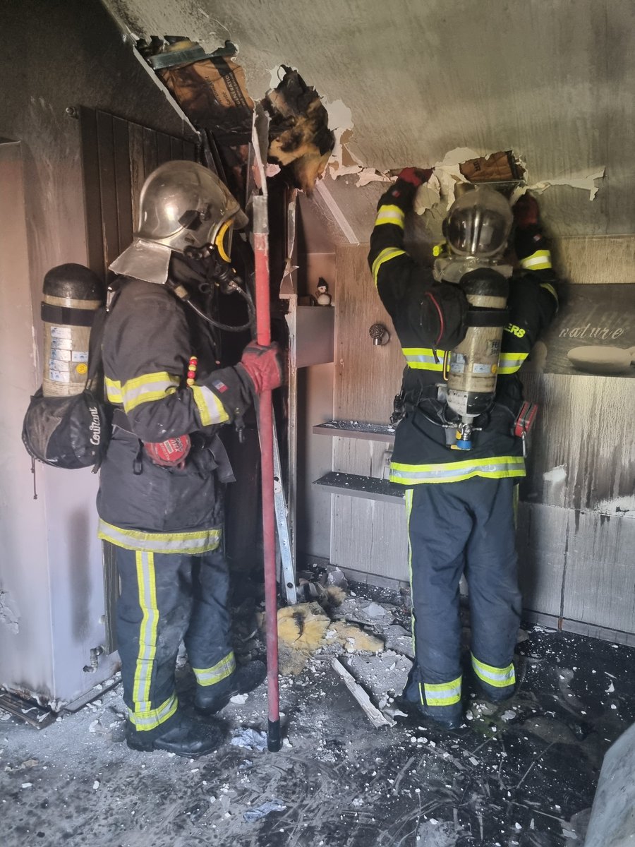 Sdis59's tweet photo. [ Extinction d'un feu de maison à 📍 MERVILLE]

🟠 Composez ☎️ 1️⃣8️⃣➖1️⃣1️⃣2️⃣en cas de sinistre,

📸 F DUPUIS - #photoops59

#Nord #incendie #secours #sdis59 #Merville #sapeurspompiersdunord #sdisdunord

@jhoussin
@prefet59 
@departement59 
@christianpoiret 
@SecCivileFrance https://t.co/vuaVmfvl3c