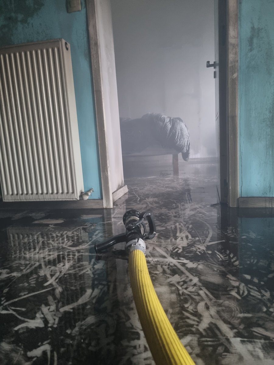 Sdis59's tweet photo. [ Extinction d'un feu de maison à 📍 MERVILLE]

🟠 Composez ☎️ 1️⃣8️⃣➖1️⃣1️⃣2️⃣en cas de sinistre,

📸 F DUPUIS - #photoops59

#Nord #incendie #secours #sdis59 #Merville #sapeurspompiersdunord #sdisdunord

@jhoussin
@prefet59 
@departement59 
@christianpoiret 
@SecCivileFrance https://t.co/vuaVmfvl3c