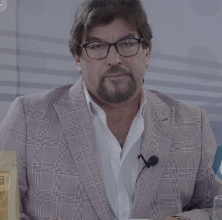 El estado obeso, el estado obeso.
Pum cobran 11 mil dólares de sueldo al estado obeso, miserables, estos siempre te llenaron la cabeza de odio solo para poder cobrar su sueldito.
Mientras el país se derrumba. 
Asco de periodista, enano sinvergüenza.